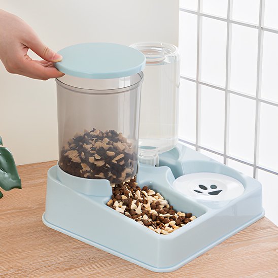 distributeur de croquettes pour chat